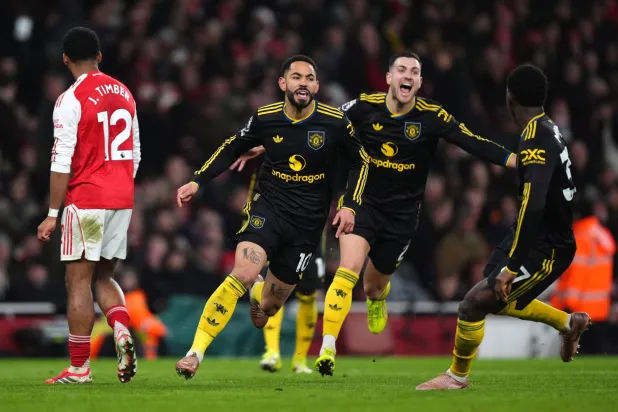 فوز مانشستر يونايتد على آرسنال ومانشستر سيتي أحيا أملاً يصعب تحقيقه (د.ب.أ)