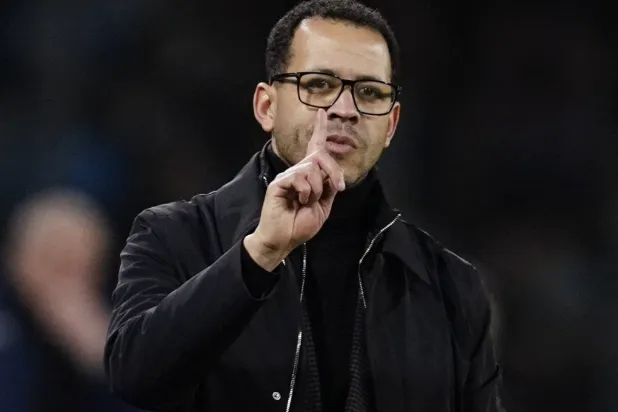 ليام روسينيور مدرب تشيلسي (رويترز)