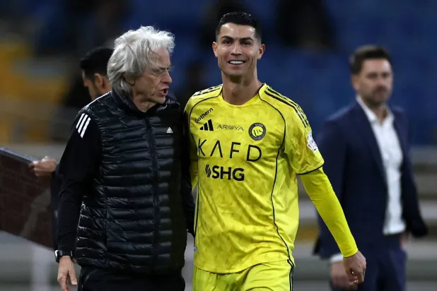 خيسوس مع رونالدو بعد نهاية المباراة (رويترز)