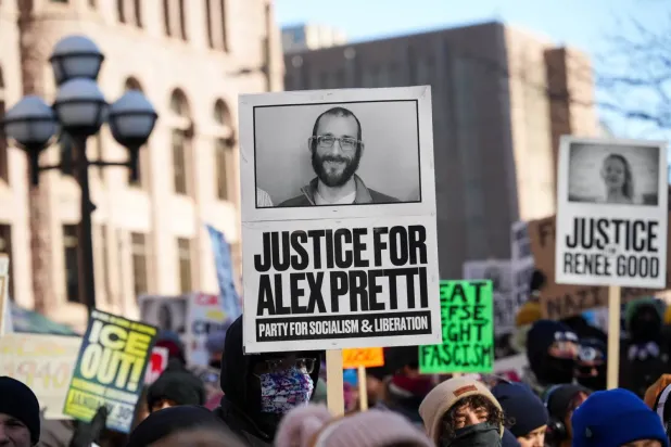 Minneapolis'te protestocular, Alex Pretti'nin fotoğrafını ve " ICE"in şehirden sınır dışı edilmesini talep eden pankartlar taşıdı (Reuters).