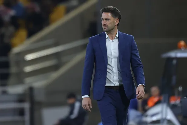 باكنغهام يراقب أداء لاعبيه خلال المباراة (تصوير: عبد العزيز النومان)