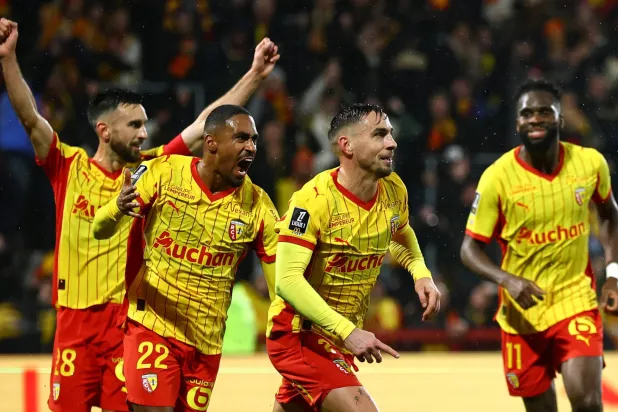 لاعبو لانس يحتفلون بهدف الفوز (رويترز)