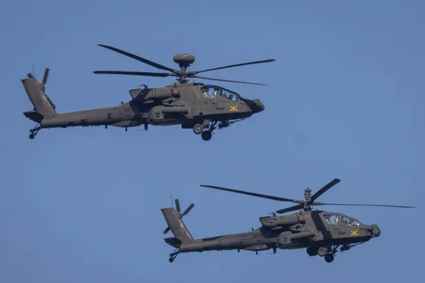 ABD Ordusuna ait Apache helikopterleri Varşova'daki askeri geçit töreninde (Arşiv- AFP)