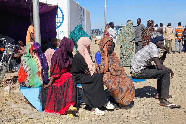 Sudan'ın batısındaki Heglig bölgesinden yerinden edilmiş insanlar, el-Kadarif eyaletindeki Ebu el-Nece kampında insani yardım bekliyor (AFP)