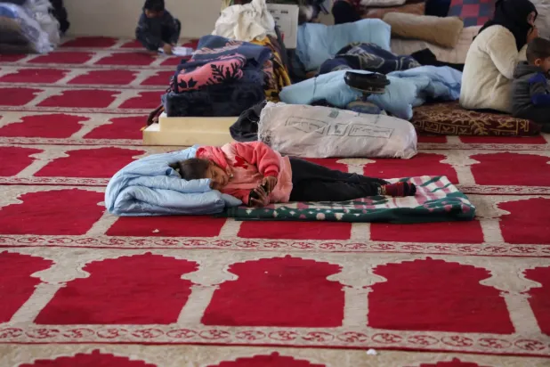 Yerinden edilmiş Suriyeliler, Haseke vilayetine bağlı Kamışlı’daki bir caminin zemininde uyuyor, (29 Ocak), (Reuters)