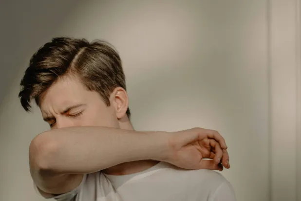 المصابون بالربو يعانون من التهاب في الشعب الهوائية ما قد يُسبب السعال (بيكسلز)