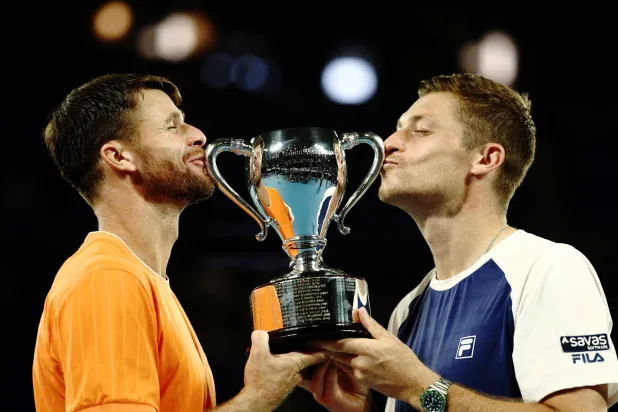 البريطاني نيل سكوبسكي والأميركي كريستيان هاريسون يحتفلان بلقب أستراليا (رويترز)