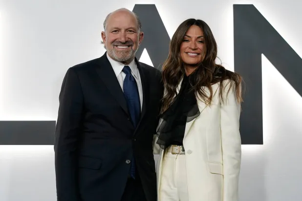 هوارد لوتنيك وزير التجارة في إدارة الرئيس دونالد ترمب وزوجته أليسون في عرض فيلم ميلانيا ترمب (أ.ب)