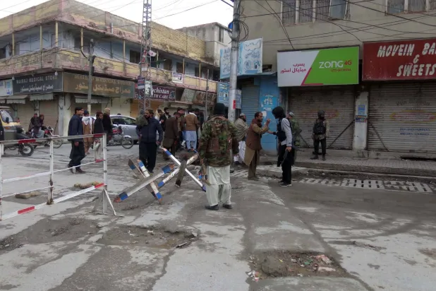 قوات أمن باكستانية في حالة تأهب بكويتا عاصمة ولاية بلوشستان بعد هجمات منسقة نفَّذها انفصاليون (إ.ب.أ)