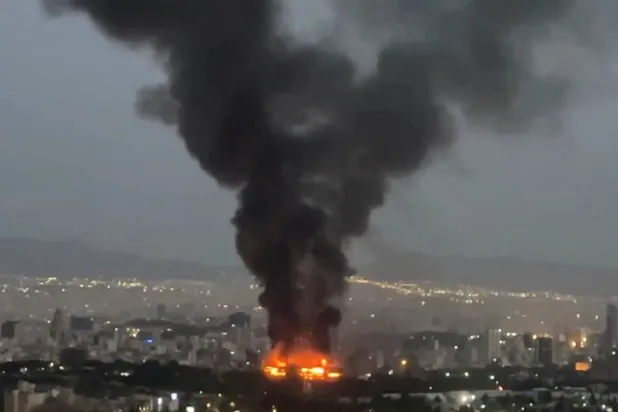 الدخان يتصاعد من حريق سببه انفجار في طهران (أرشيفية- رويترز)
