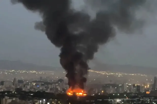 Tahran'da bir patlamanın neden olduğu yangının ardından yükselen duman (Arşiv – Reuters)