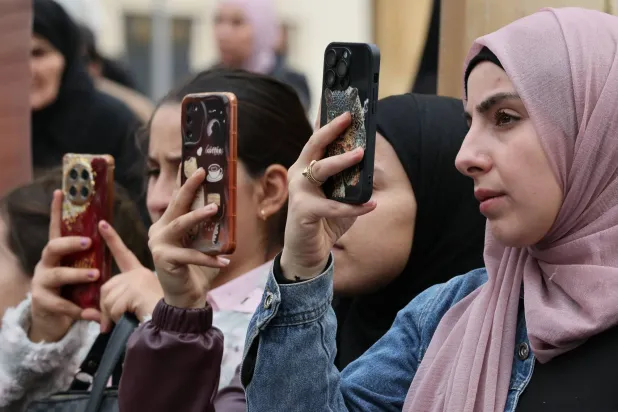 عائلات الموقوفين اللبنانيين خلال اعتصام أمام السراي الحكومي في وسط بيروت للمطالبة بالإفراج عن السجناء (إ.ب.أ)