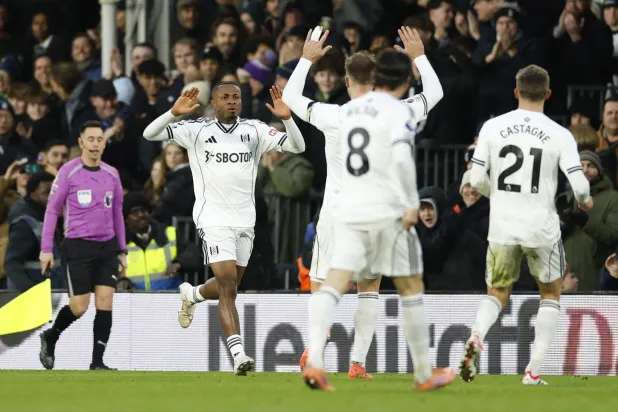 هل يُفسد فولهام قطار مانشستر يونايتد؟ (رويترز)