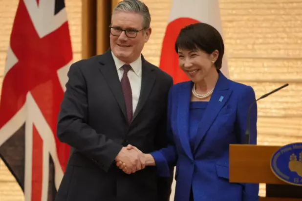 Britain and Japan agreed to strengthen defense and economic ties during talks between British Prime Minister Keir Starmer and Japanese premier Sanae Takaichi in Tokyo © Kin Cheung / POOL/AFP
