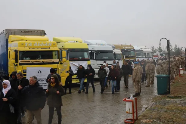 قافلة مساعدات كانت متّجهة من تركيا إلى كوباني (عين العرب) في شمال سوريا (منصة «دياربكر للتضامن والحماية» عبر «إكس»)