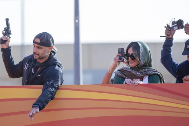 الأمير خالد بن الوليد يطلق شارة الانطلاق وإلى جانبه شقيقته الأميرة ريم (الشرق الأوسط)