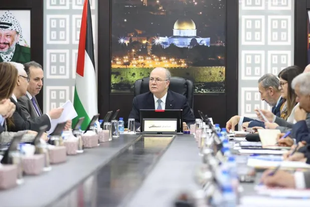 رئيس الوزراء الفلسطيني محمد مصطفى خلال اجتماع في رام الله (مكتب رئيس الوزراء الفلسطيني)