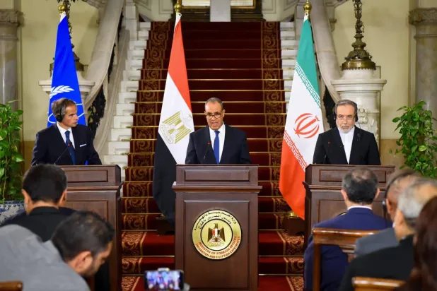 عبد العاطي وعراقجي وغروسي عقب التوقيع على «اتفاق القاهرة» في سبتمبر الماضي (الخارجية المصرية)