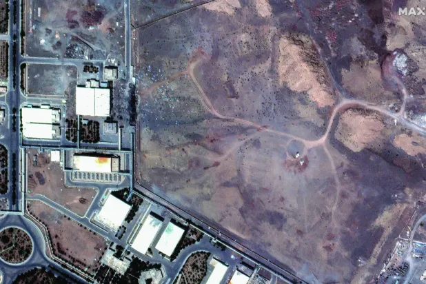 صورة من القمر الاصطناعي تُظهر حفراً في منشأة «نطنز» لتخصيب اليورانيوم عقب غارات جوية أميركية وسط الصراع الإيراني - الإسرائيلي (رويترز)