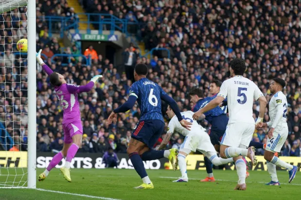 لاعب آرسنال مارتن زوبيمندي (الثالث من اليمين) يهز شباك ليدز (أ.ب)