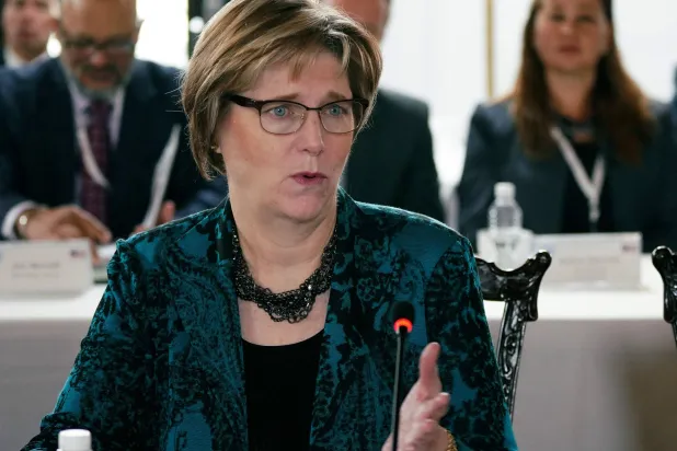 الرئيسة الجديدة للبعثة الأميركية في كاراكاس لورا دوغو (أ.ف.ب)