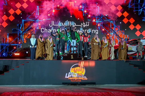 أمير حائل خلال مراسم تتويج الأبطال (الشرق الأوسط)