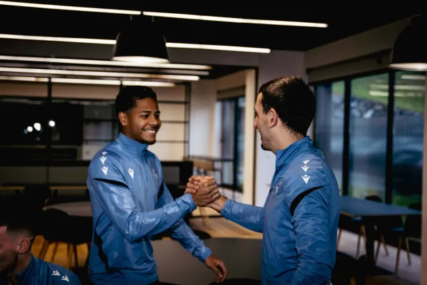 ويسلي لدى لقائه بلاعبي فريقه الجديد (موقع النادي)