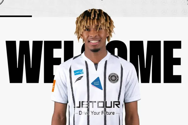 الصقور بقميص الشباب بعد توقيع العقد (موقع النادي)