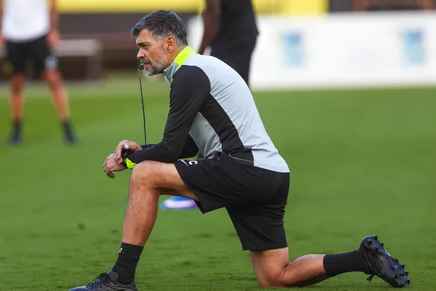 البرتغالي كونسيساو خلال إشرافه على تدريبات الاتحاد الأخيرة (موقع النادي)