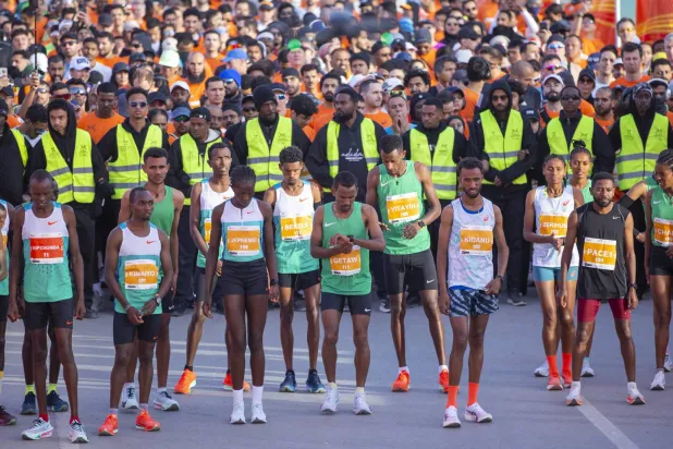 نخبة من العدائين العالميين يتأهبون للإنطلاق (تصوير: سعد الدوسري)