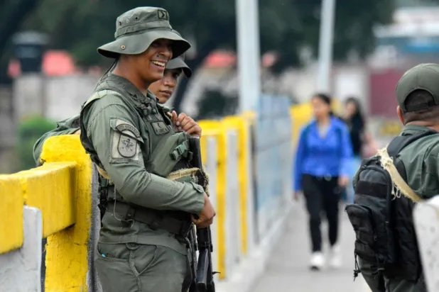 Kolombiya'nın Cúcuta kentinden Venazuela’ya geçişte Venezuela sınır kapısını koruyan askerler, 3 Ocak 2026 (AFP)