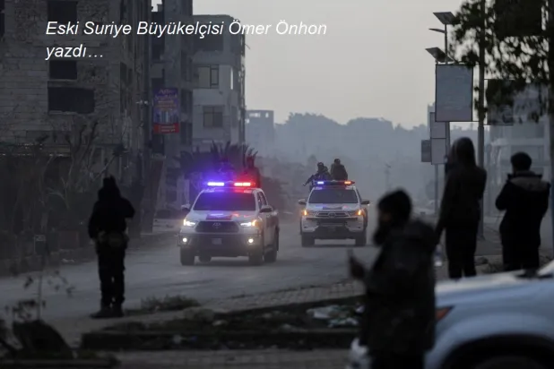  Sivil savunma personelleri Suriye ordusu ve SDG arasında yaşanan çatışmaların ardından Halep'te çıkan bir yangını söndürüyor, 8 Ocak 2026 (Reuters)