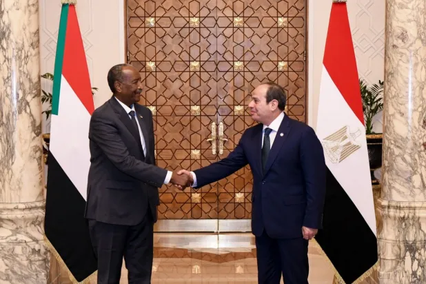 Mısır Cumhurbaşkanı Abdulfettah es-Sisi ve Sudan Egemenlik Konseyi Başkanı ve Ordu Komutanı Orgeneral Abdulfettah el-Burhan, Kahire’de bir araya geldi, 18 Aralık 2025 (AFP)