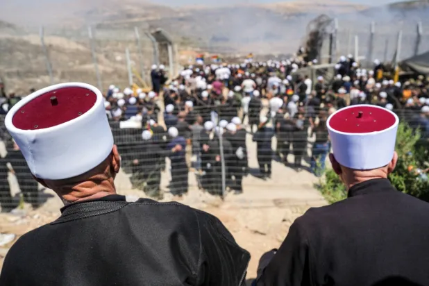 İsrail işgali altındaki Golan Tepeleri ile Suriye arasındaki ateşkes hattına yakın Mecdel Şems'te, İsrail ve Suriye sınırındaki Dürzi protestocular, 16 Temmuz 2025 (Reuters)