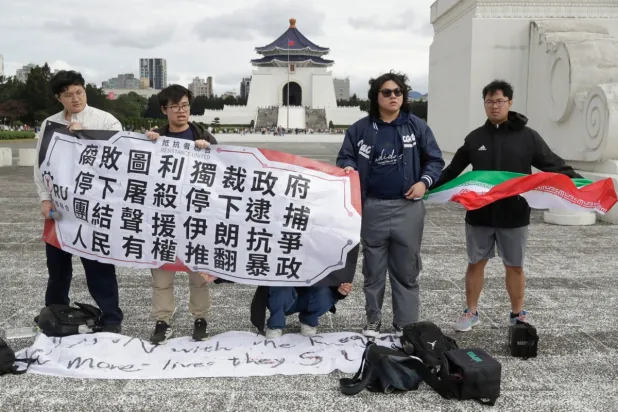 Tayvan’ın Taipei kentinde İran'daki hükümet karşıtı protestoları destekleyen bir protesto gösterisi, 25 Ocak 2026 (AP)