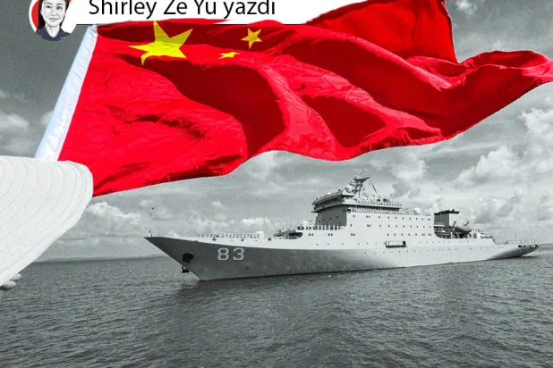 Preah Sihanouk eyaletindeki Sihanoukville Limanı'nda düzenlenen törende, ‘Dostlarımızla barış ve dostluk getirmek için geliyoruz’ yazılı bir pankart taşıyan Çin eğitim gemisi Chijigang’ı karşılarken Kamboçya (sağda) ve Çin (solda) bayrakları, 19 Mayıs 2024 (AFP)