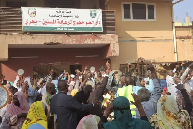 استقبل سكان الحي المسنّين العائدين للدار بحفاوة كبيرة (الشرق الأوسط)