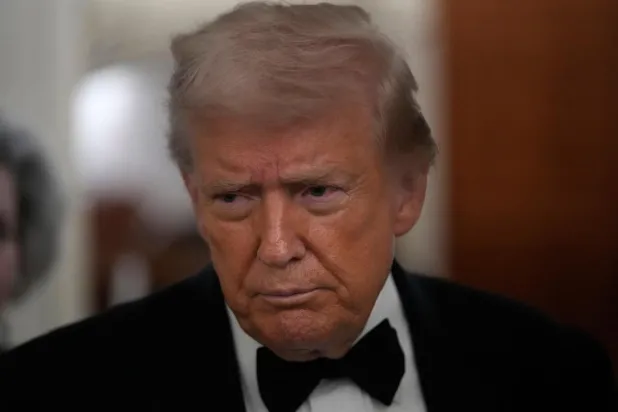 Trump etkinlik sonrasında smokinini çıkarmadan gazetecilere konuşurken "Çok iyiydi, muazzam kişiler vardı" dedi (AP)