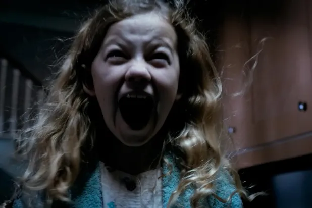 Sinema eleştirmenleri, "kanlı sahneler yerine eski usul korku öğelerini sevenler" için Mama'nın ilgi çekici olacağını yazıyor (Universal)