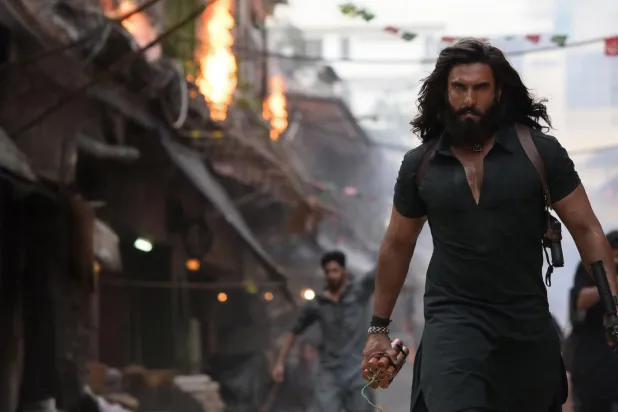 Dava Adamı, 2000'lerin başlarında gizli bir ajanın Karaçi'nin yeraltı dünyasına sızmasını ve vahşi bir örgütü içeriden çökertmek için harekete geçmesini konu alıyor (Netflix)