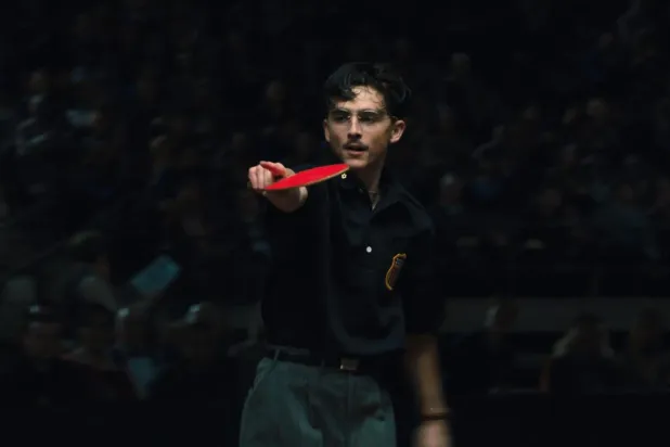 30 yaşındaki Timothée Chalamet'nin canlandırdığı Marty karakteri; masa tenisi şampiyonu, dolandırıcı, komedyen ve girişimci Marty Reisman'ın hayatından esinlenerek yaratılmış (A24)