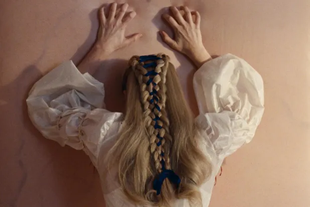 Hem gişe canavarı hem de bağımsız filmlerdeki performanslarıyla tanınan 35 yaşındaki Avustralyalı aktris Margot Robbie, üç kez Oscar, 4 kere Altın Küre Ödülü ve 6 defa da BAFTA'ya aday gösterildi (Warner Bros. Pictures)