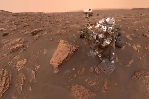 10 yıldan uzun süredir Kızıl Gezegen'de olan Curiosity, Mars'ın geçmişte yaşamı barındıracak koşulları sağlayıp sağlamadığını araştırıyor (NASA)