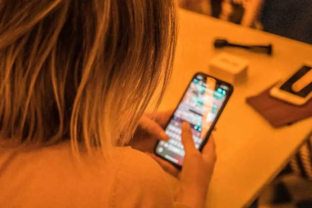 Uzmanlar karşı tarafın mesaj atmadan birkaç gün beklemesinin, sadece bir arkadaş tavsiyesine uymasından kaynaklabileceğini belirtiyor (Unsplash)