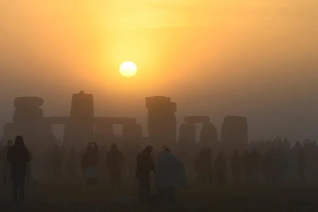 Yaz gündönümü kutlamaları sırasında Stonehenge'de güneş batıyor (Reuters)