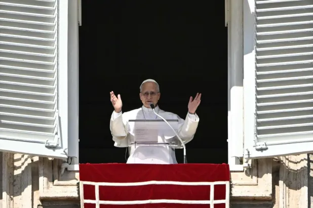 Papa XIV. Leo, 15 Şubat 2026'da Vatikan'da Angelus duası sırasında Aziz Petrus Meydanı'na bakan Apolistik Sarayı'nın penceresinden kalabalığa hitap ediyor (AFP)