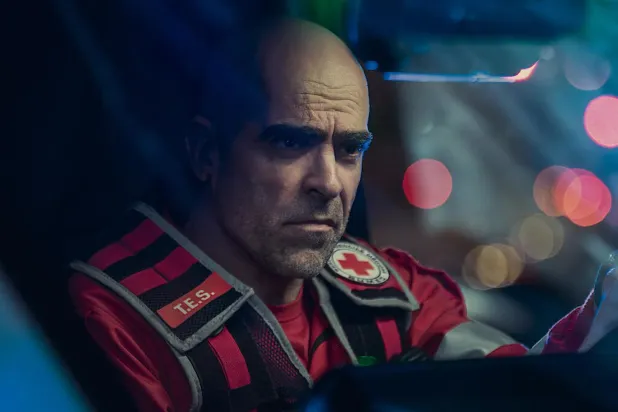 İspanyol sinemasının tanınmış isimlerinden 54 yaşındaki Luis Tosar, Ölüm Uykusu (Mientras Duermes), Yağmuru Bile (También la lluvia) ve Gözlerimi de Al (Te doy mis ojos) gibi yapımlarla da tanınıyor (Netflix)