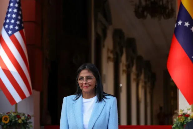 Delcy Rodriguez, yemin töreninde "ABD'de rehin tutulan iki kahramanımızın, Devlet Başkanımız Nicolas Maduro ve eşi Cilia Flores'in kaçırılmasından duyduğum üzüntüyle burada bulunuyorum" demişti (Reuters)