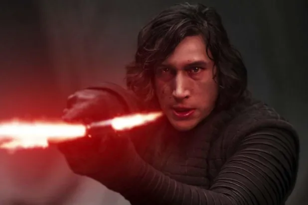 HBO dizisi Girls'teki performansıyla üç yıl üst üste Emmy'ye aday gösterilen Adam Driver, son Yıldız Savaşları üçlemesinde Kylo Ren'i canlandırmışı (Walt Disney Studios Motion Pictures)