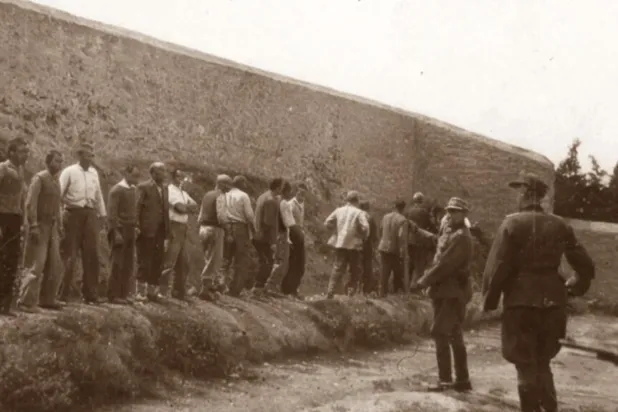 İnfazdan hemen önce 200 komünistin fotoğrafları çekilmiş (Ebay/Greece at WW2 archives)